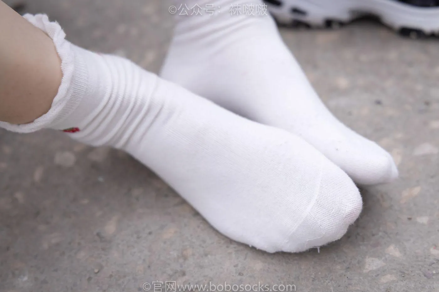 [BoBoSocks袜啵啵]NO.016 熊熊-斯凯奇运动鞋、棉袜（踩脏）、裸足 [147P]插图1